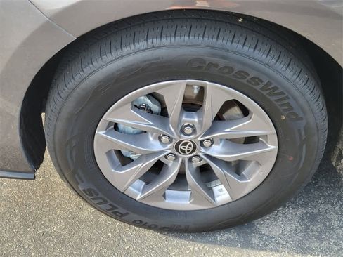 Used 2024 Toyota Sienna XLE image 2