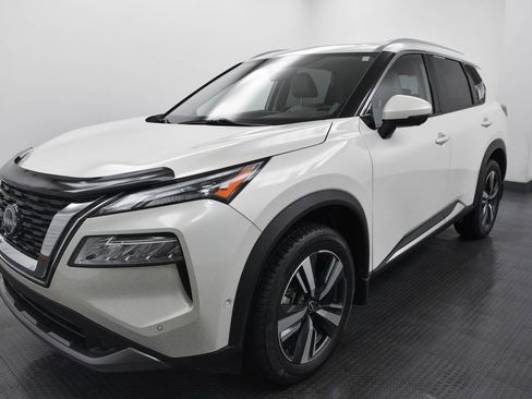 Used 2023 Nissan Rogue SL w/ SL Premium Package image 3