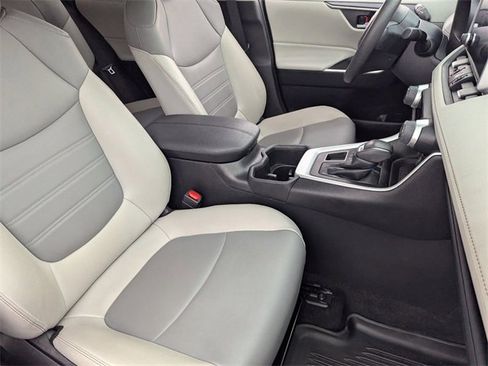 Used 2023 Toyota RAV4 XLE Premium image 10