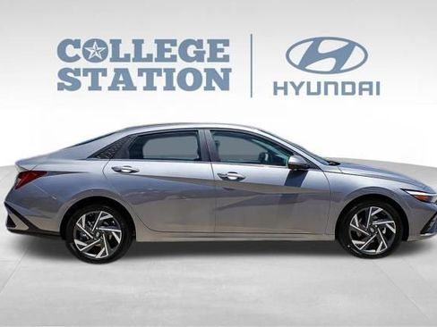Used 2024 Hyundai Elantra SEL w/ Convenience Package image 9