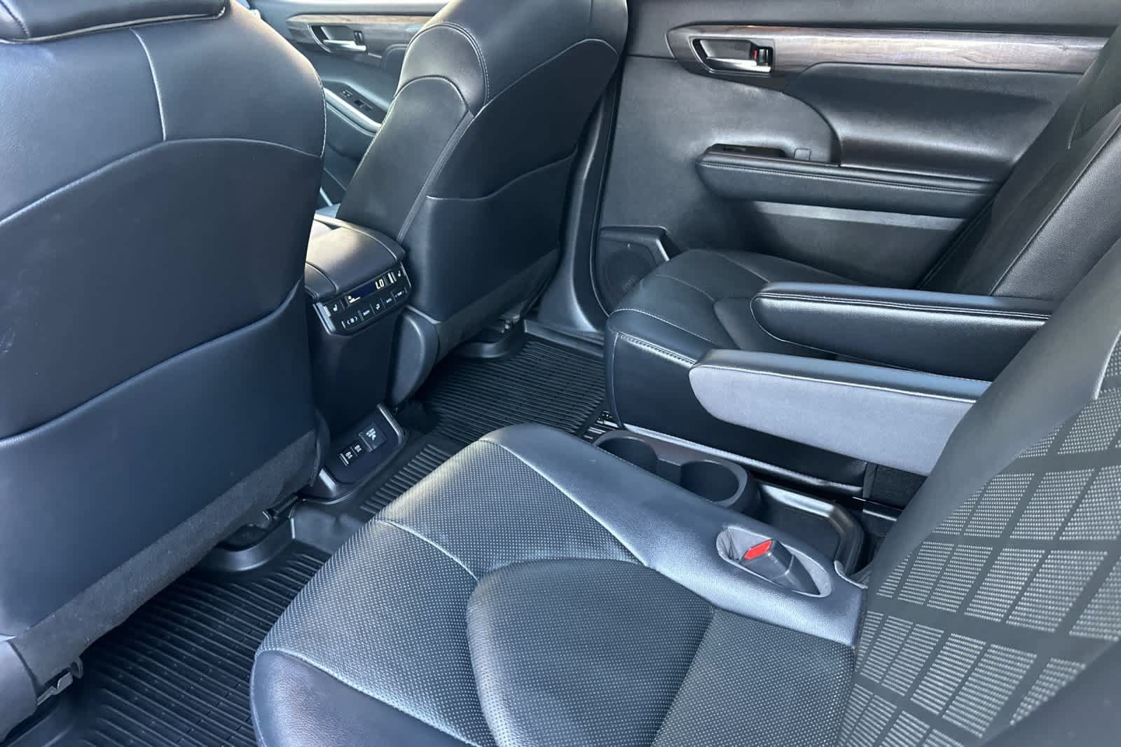 Used 2021 Toyota Highlander Platinum AWD/4WD image 11