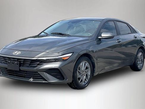 Used 2024 Hyundai Elantra SEL FWD image 2