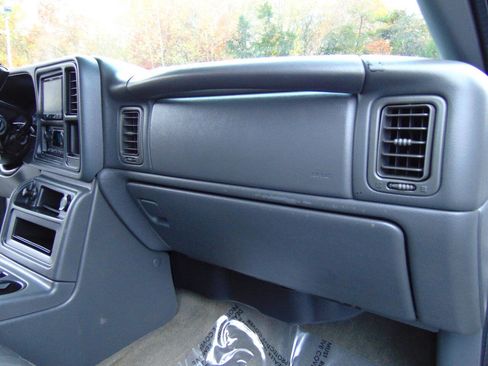 Used 2004 Chevrolet Silverado 2500 LT w/ Heavy-Duty Power Package image 19