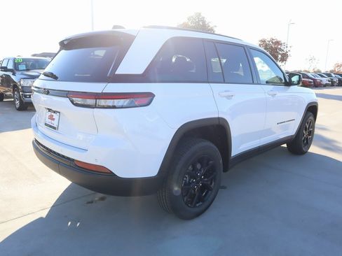 New 2025 Jeep Grand Cherokee Altitude image 21