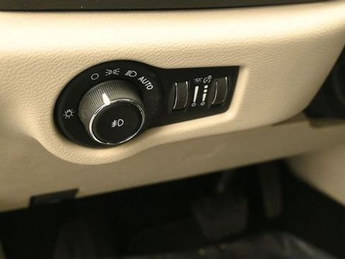 Used 2018 Chrysler Pacifica Touring-L Plus w/ Tire & Wheel Group FWD image 12