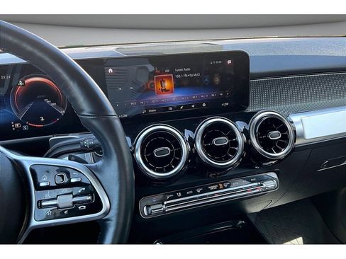 Used 2022 Mercedes-Benz GLB 250 4MATIC image 9