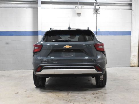 Used 2025 Chevrolet Trax LT FWD image 24