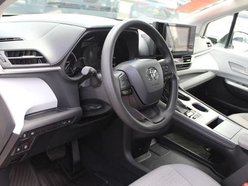 Certified 2026 Toyota Sienna LE FWD image 57