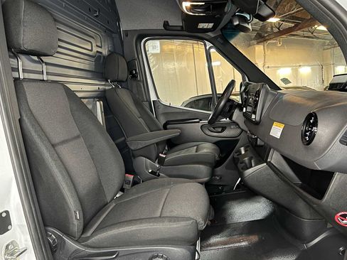 Used 2025 Mercedes-Benz Sprinter 2500 image 12