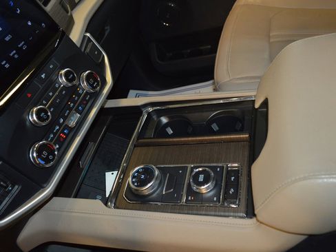 Used 2022 Ford Expedition Max Limited image 21