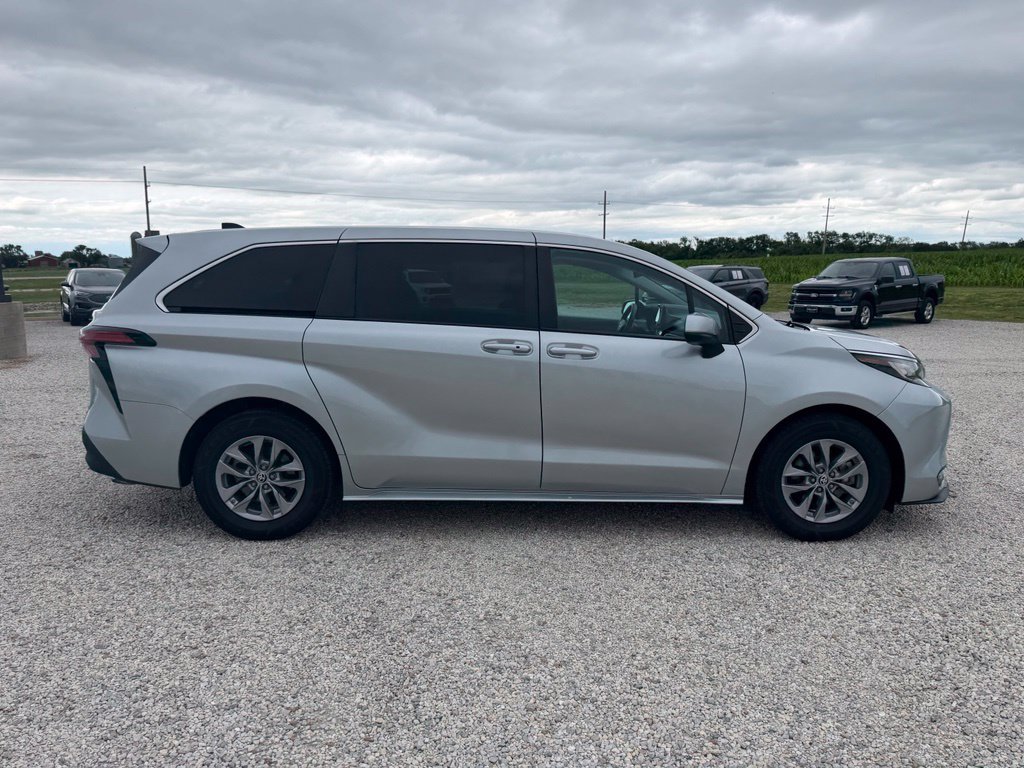 Used 2022 Toyota Sienna LE AWD/4WD image 2