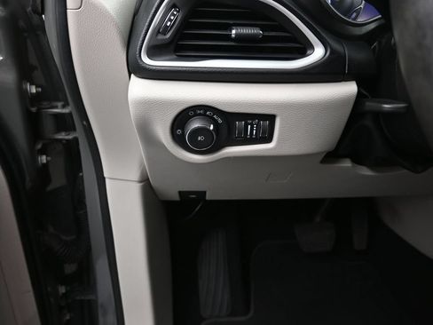 Used 2022 Chrysler Pacifica Touring-L FWD image 12