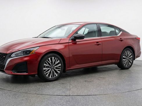Used 2025 Nissan Altima 2.5 SV FWD image 3