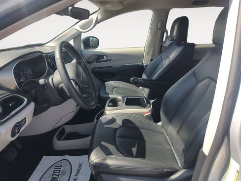 Used 2024 Chrysler Pacifica Touring-L FWD image 9