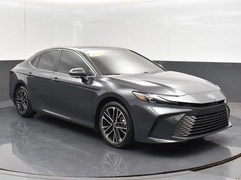 Used 2025 Toyota Camry XLE AWD/4WD image 11