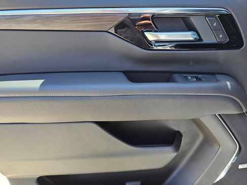 New 2026 Chevrolet Suburban Premier AWD/4WD image 17
