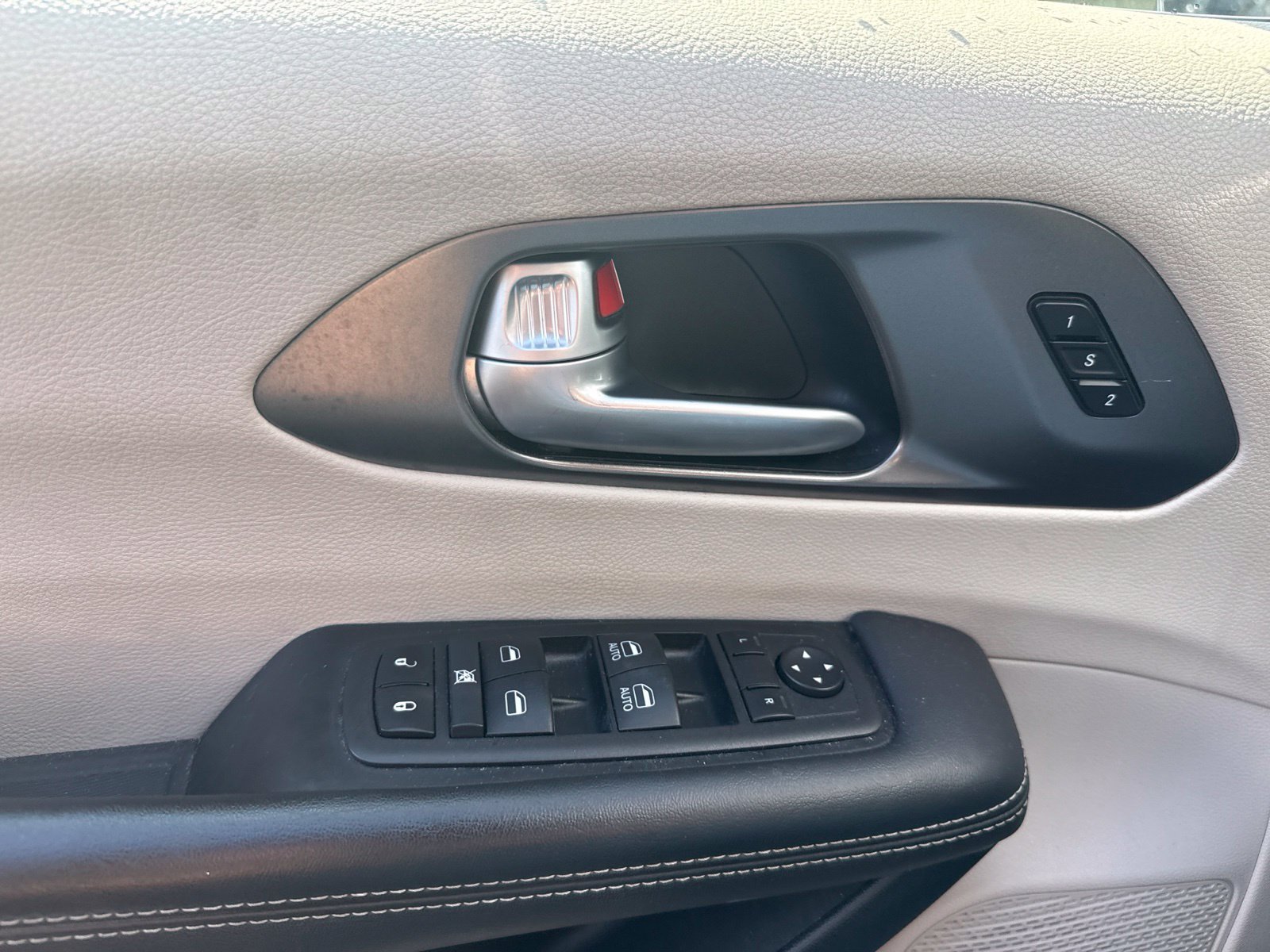 Used 2024 Chrysler Pacifica Touring-L FWD image 21
