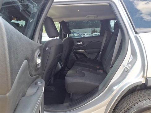 Used 2021 Jeep Cherokee Latitude image 16