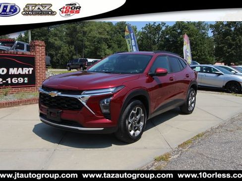 Used 2025 Chevrolet Trax LT w/ LT Convenience Package FWD image 3