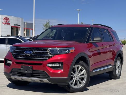 Used 2020 Ford Explorer XLT w/ Equipment Group 202A AWD/4WD image 2