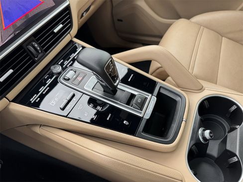 Used 2022 Porsche Cayenne image 24