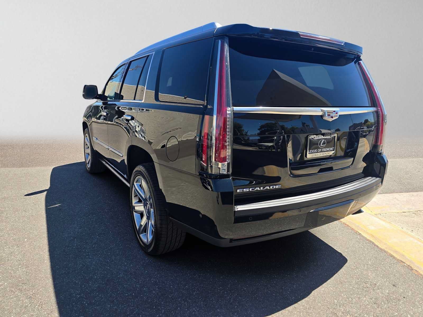 Used 2017 Cadillac Escalade Premium Luxury AWD/4WD image 5