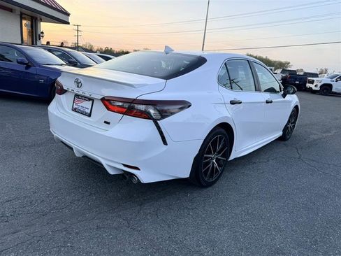 Used 2022 Toyota Camry SE w/ Cold Weather Package image 5