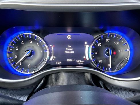 Used 2022 Chrysler Pacifica Touring-L image 12