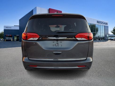 Used 2023 Chrysler Voyager LX image 5