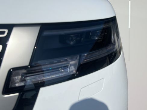 Used 2024 Land Rover Range Rover Long Wheelbase SE AWD/4WD image 11