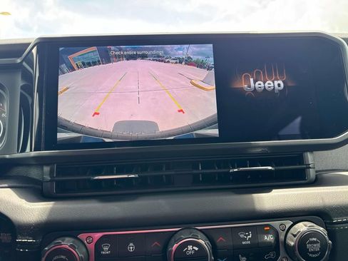 Used 2024 Jeep Wrangler Unlimited Sahara AWD/4WD image 31