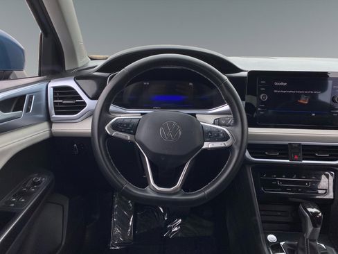 Used 2025 Volkswagen Taos SE image 12