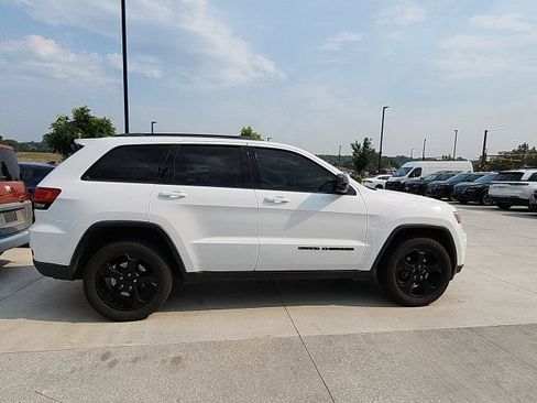 Used 2018 Jeep Grand Cherokee Laredo AWD/4WD image 2