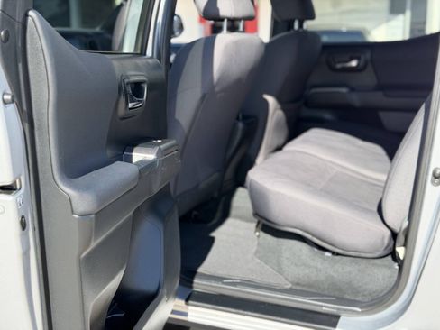 Used 2018 Toyota Tacoma TRD Sport w/ Technology Package RWD image 19