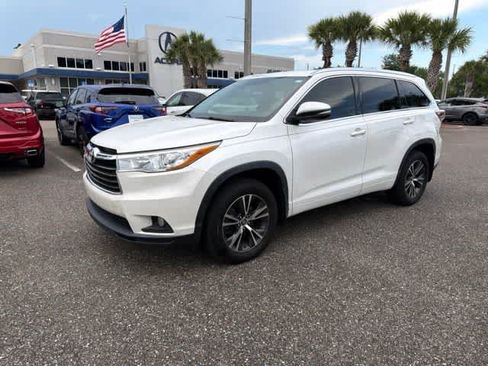 Used 2016 Toyota Highlander XLE FWD image 2