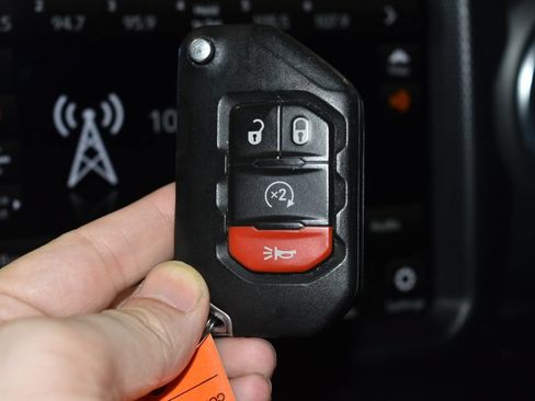 Used 2021 Jeep Wrangler Unlimited Sahara w/ Uconnect 4C Nav & Sound Group AWD/4WD image 17