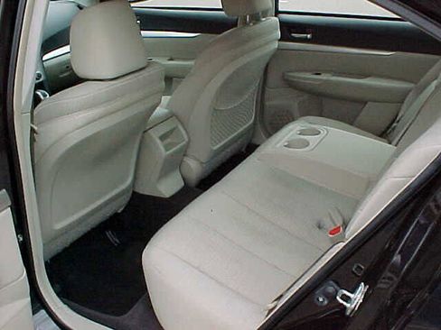 Used 2010 Subaru Legacy 2.5i Premium image 8