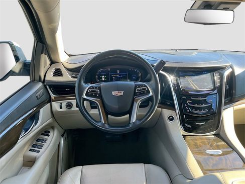 Used 2020 Cadillac Escalade Luxury image 24
