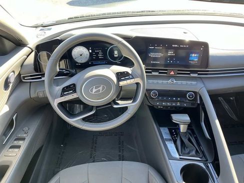 Used 2024 Hyundai Elantra SEL w/ Convenience Package FWD image 16