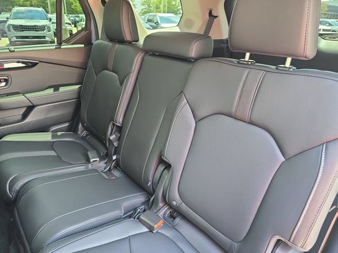 Used 2025 Honda Pilot Touring image 14