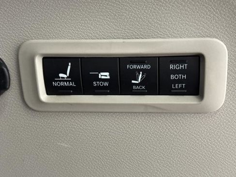 Used 2019 Chrysler Pacifica Limited image 16