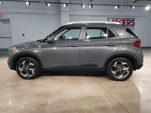 Used 2025 Hyundai Venue SEL FWD image 4
