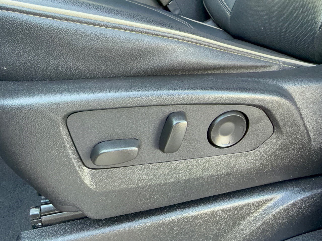 Certified 2024 GMC Yukon XL SLT RWD image 16
