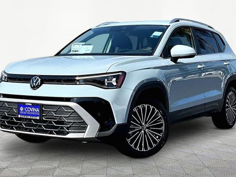 New 2026 Volkswagen Taos SE image 3