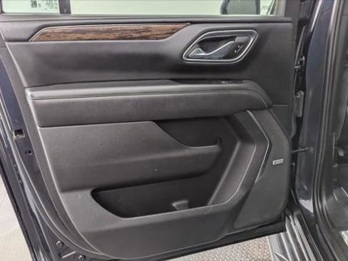 Used 2023 Chevrolet Suburban Premier image 16