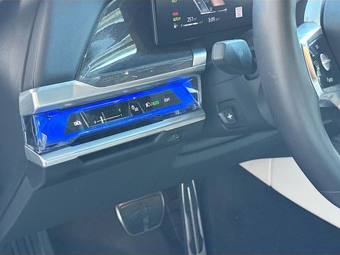 Certified 2025 BMW 760i xDrive image 10