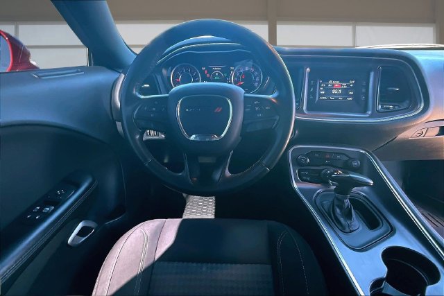 Used 2015 Dodge Challenger SXT RWD image 5