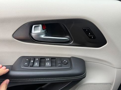 Used 2024 Chrysler Pacifica Touring-L image 18