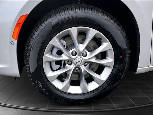 New 2026 Chrysler Pacifica Select image 8