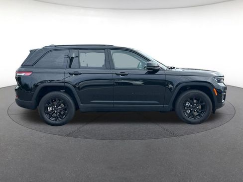 Used 2025 Jeep Grand Cherokee Altitude AWD/4WD image 7